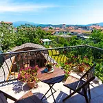 ホテル Gjuhadoli Restaurant 4*