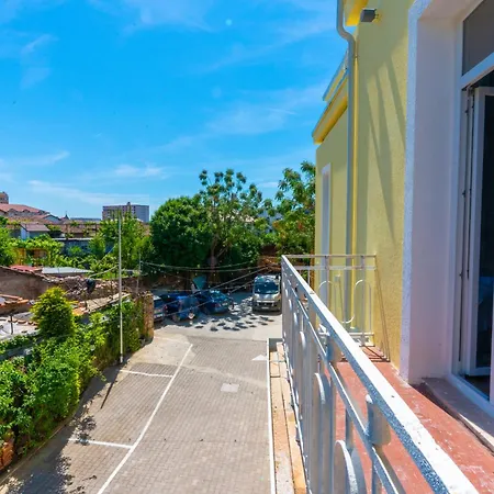 Gjuhadoli Restaurant 호텔 4*