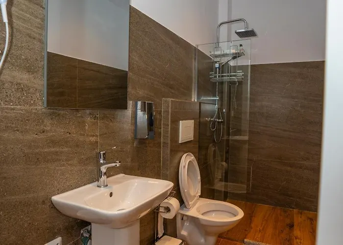 Gjuhadoli Restaurant فندق