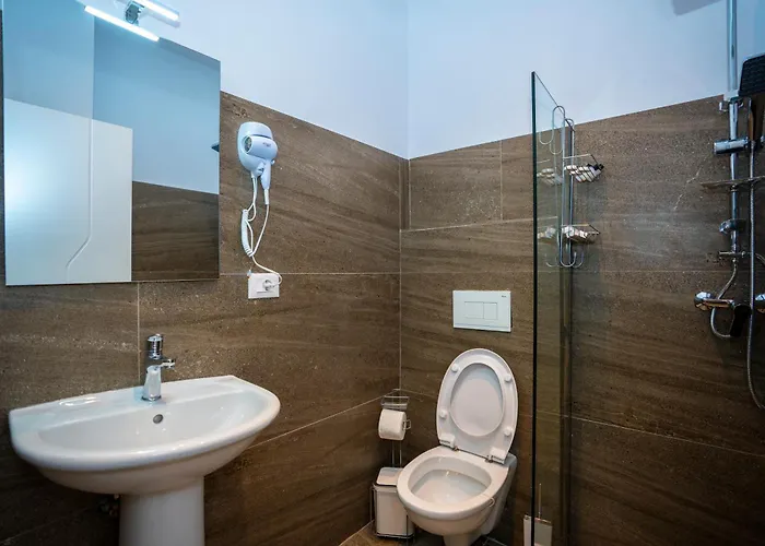 Gjuhadoli Restaurant فندق