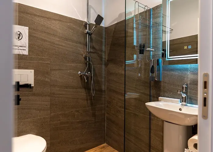 فندق Gjuhadoli Restaurant 4*