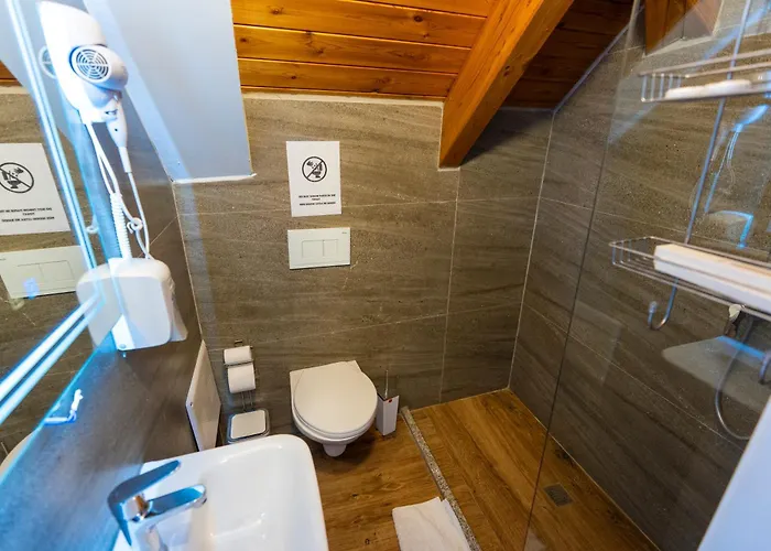 Gjuhadoli Restaurant فندق 4*