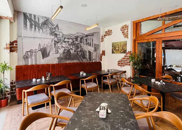 Gjuhadoli Restaurant 호텔 4*